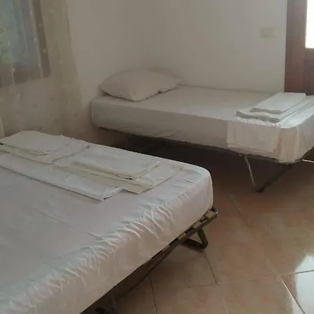 Pensión Mullaj 3*