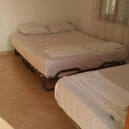 Mullaj Pensión 3*